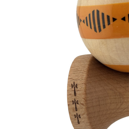 Kendama X FREQUENCY Originala, Profesionala, Cyrax, Big Cups V2, Super Sticky cu Cupe Mari, Rulment Metalic, din lemn 18 cm, Ata 55 cm, Portocaliu/Maro