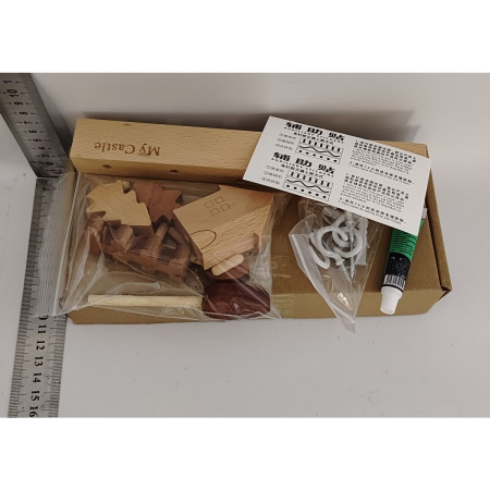 Suport pentru Chei,  din Lemn, Aplicare fara Perforare, Adeziv Inclus, 6 Carlige Albe, Model Casuta, Greutate Suportata 5 kg, 14.5 x 2 x 22.5 cm, Maro