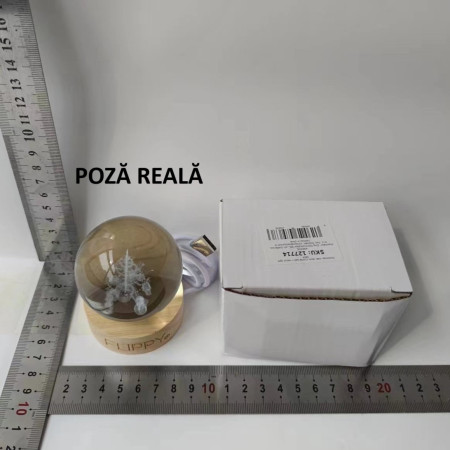 Lampa LED Decorativa,  cu Bila de Cristal cu Diametru 6cm, Model Brad de Craciun 3D, Alimentare USB, Suport din Lemn, Lumina Alb Cald