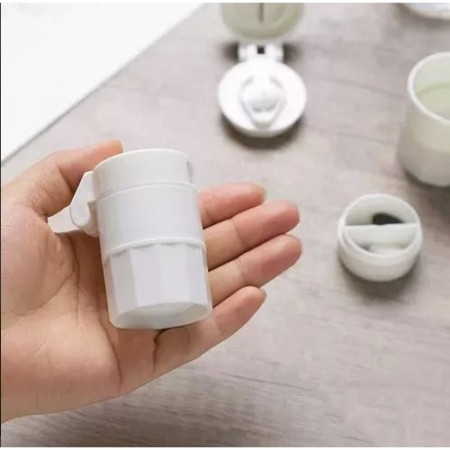 Cutie Pastile Multifunctionala,  4 in 1, Pahar Apa, Taiere, Sfaramare, Depozitare, Compact, ABS cu Lama din Inox, Alb, 8.7x6.2x4.1 cm