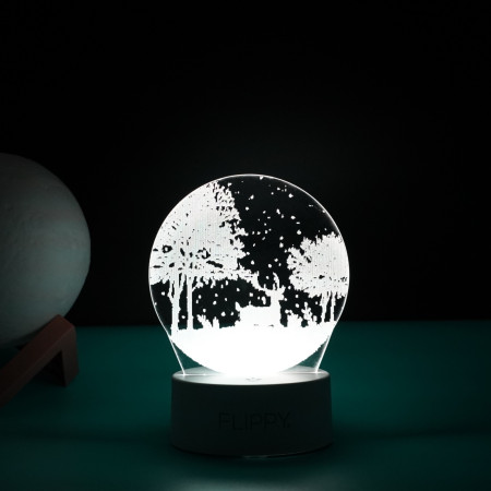 Lampa LED decorativa,  3D, Peisaj de iarna, cu telecomanda, doua moduri de alimentare USB si baterii, 20 cm inaltime, din material acril si lumina multicolora, alb