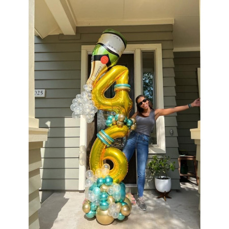 Balon din Folie Metalizata Cyrax, Figurina Cifra, Tema Aniversare 80 cm, Ambalaj Individual, Pai inclus, Umflare cu Aer sau Heliu, Auriu, Cifra 4