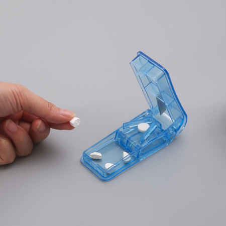 Dispozitiv pentru taiat sau sfaramat medicamente  material non-toxic, portabil, albastru