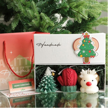 Lumanari Parfumate de Craciun,  GIFT BOX din 3 Lumanari din Ceara de Soia, Model A Brad, Manusa, Ren, 22.5 x 9.5 x 9 cm, Multicolor