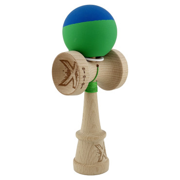 Kendama X Originala, Profesionala, Cyrax, Rubber Grip, Cupe Mari KING SIZE V3, Gaura in Baza, Rulment Metalic, din lemn 18 cm, Ata 62/65 cm, Bicolor Albastru/Verde