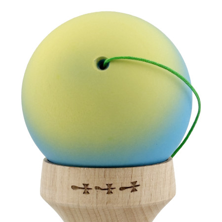 Kendama X Originala, Profesionala, Cyrax, Cupe Mari KING SIZE V3, Rubber Grip, Gaura in Baza, Rulment Metalic, din lemn 18 cm, Ata 62/65 cm, Gradient Galben/Albastru/Verde