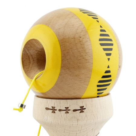 Kendama X Originala FREQUENCY, Profesionala, Cyrax, Cupe Mari KING SIZE V3, Super Sticky, Gaura in Baza, Rulment Metalic, din lemn 18 cm, Ata 55 cm, Galben/Maro