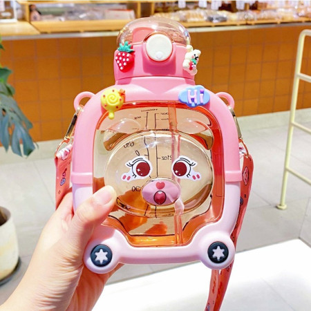 Sticla cu pai pentru copii, Cyrax, model ursulet, gradata, stickere aplicate, curea reglabila, din plastic rezistent la cadere, 1l, Roz, 20 x 13 cm