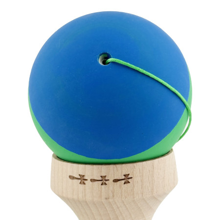 Kendama X Originala, Profesionala, Cyrax, Rubber Grip, Cupe Mari KING SIZE V3, Gaura in Baza, Rulment Metalic, din lemn 18 cm, Ata 62/65 cm, Bicolor Albastru/Verde