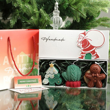 Lumanari Parfumate de Craciun,  GIFT BOX din 3 Lumanari din Ceara de Soia, Model A Brad, Manusa, Omulet, 22.5 x 9.5 x 5 cm, Multicolor