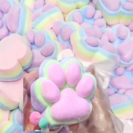 Jucarie Antistres Squishy, Cyrax, cu Revenire Lenta, Model Labuta de Pisica Pufoasa, 12.5x10.5 cm, 220g, Squeeze Pinch Family, Ambalaj Transparent, Roz Curcubeu