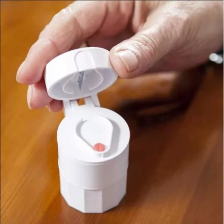 Cutie Pastile Multifunctionala,  4 in 1, Pahar Apa, Taiere, Sfaramare, Depozitare, Compact, ABS cu Lama din Inox, Alb, 8.7x6.2x4.1 cm