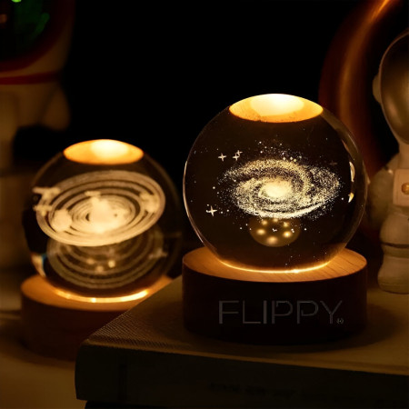 Lampa LED Decorativa,  cu Bila de Cristal cu Diametru 6cm, Model Galaxie 3D, Alimentare USB, Suport din Lemn, Lumina Alb Cald