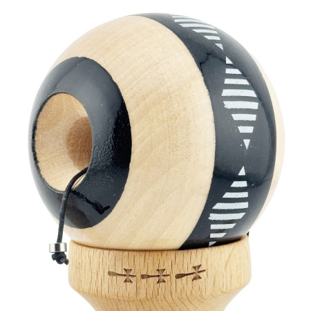 Kendama X FREQUENCY Originala, Profesionala, Cyrax, Big Cups V2, Super Sticky cu Cupe Mari, Rulment Metalic, din lemn 18 cm, Ata 55 cm, Negru/Maro