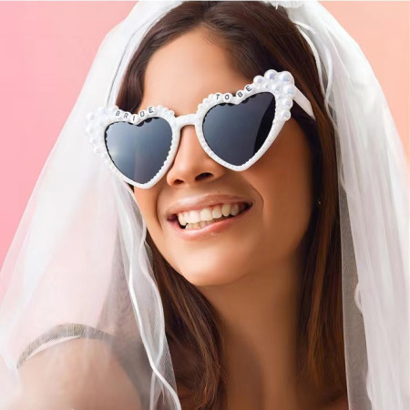 Ochelari in Forma de Inima, Cyrax, pentru Petrecerea Burlacitelor, Tematica Nunta, Protectie Soare, 15.3x5.7x14.5 cm, Scris Bride to Be cu Perle, Alb