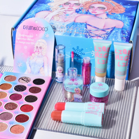 Set de Machiaj Kevin&Coco, 30 de Culori, Farduri de Pleoape, Iluminatoare Lichide, Lip Gloss-uri, Blush, Glitter, Model Regina Ghetii, 24.5x21.2x8.7 cm, Multicolor