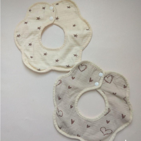Baveta Tip Floare, Cyrax, din Bumbac, pentru Copii 0-12 Luni, Rezistenta la apa, cu Capse, Model cu Inimioare, 26 x 29 cm, Crem