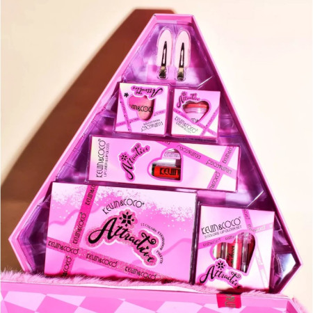 Set de Machiaj din 6 Piese Kevin&Coco, Farduri de Pleoape, Iluminator, Lip Gloss-uri, Creioane de Buze, Blush, Agrafe, Model Atractive, 35x33x10.5 cm, Multicolor