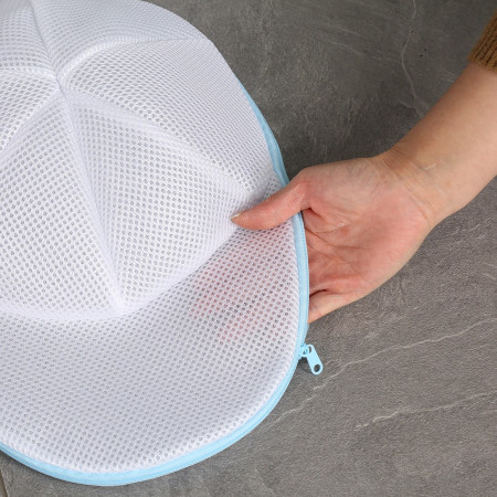 Husa de Spalare Sapca,  pentru Masina de Spalat, din Poliester, Circumferinta 53 cm, cu Fermoar, cu Suport Sapca, Alb/Albastru