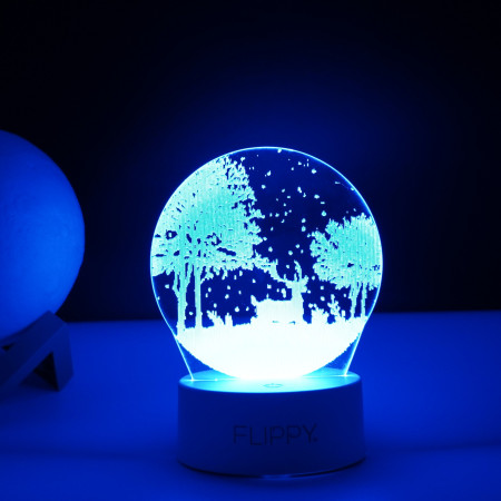 Lampa LED decorativa,  3D, Peisaj de iarna, cu telecomanda, doua moduri de alimentare USB si baterii, 20 cm inaltime, din material acril si lumina multicolora, alb