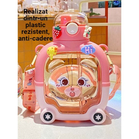 Sticla cu pai pentru copii, Cyrax, model ursulet, gradata, stickere aplicate, curea reglabila, din plastic rezistent la cadere, 1l, Roz, 20 x 13 cm