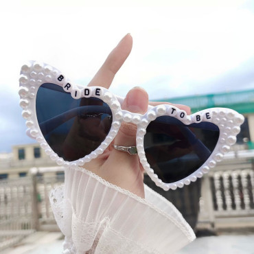 Ochelari in Forma de Inima, Cyrax, pentru Petrecerea Burlacitelor, Tematica Nunta, Protectie Soare, 15.3x5.7x14.5 cm, Scris Bride to Be cu Perle, Alb