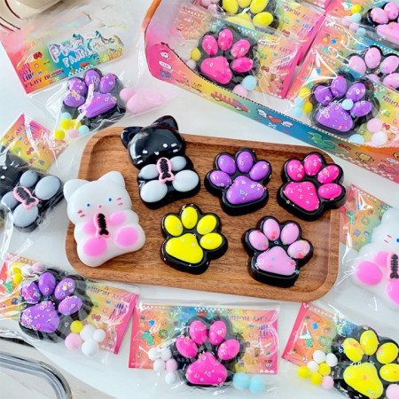 Jucarie Antistres Squishy, Cyrax, cu Revenire Lenta, Squeeze Pinch Family, Model Labuta de Pisica, 6.8x6.2 cm, 55g, Ambalaj Transparent, Roz Deschis