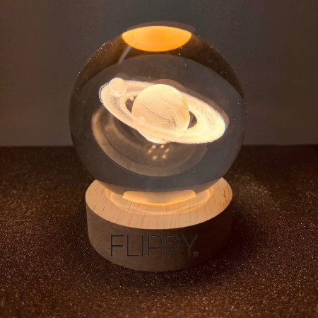 Lampa LED Decorativa,  cu Bila de Cristal cu Diametru 6cm, Model Saturn 3D, Alimentare USB, Suport din Lemn, Lumina Alb Cald