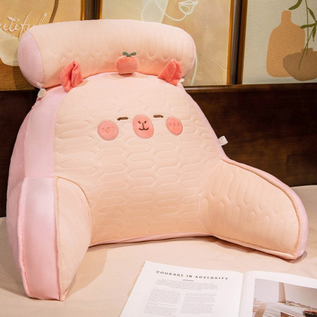 Perna Multifunctionala,  Spatar pentru Pat, Protectie Lombara, Marime Medie, 60 x 40 cm, din Latex, Model Capybara cu Mar in Cap, Roz