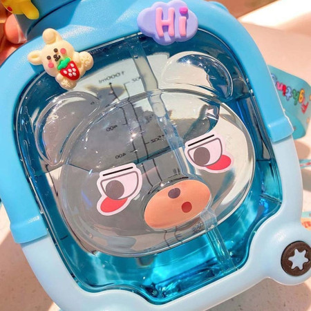 Sticla cu pai pentru copii, Cyrax, model ursulet, gradata, stickere aplicate, curea reglabila, din plastic rezistent la cadere, 1l, Albastru, 20 x 13 cm