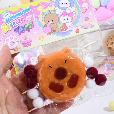 Jucarie Antistres Squishy, Cyrax, cu Revenire Lenta, Squeeze Pinch Family, Forma de Biscuite Rotund, Model Capybara, 7x6.5 cm, 55g, Ambalaj Transparent, Maro