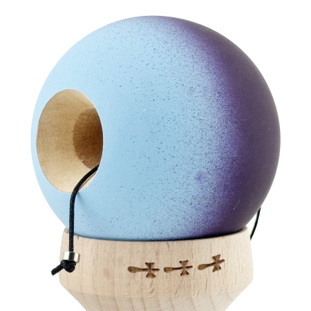 Kendama X Originala, Profesionala, Cyrax, Cupe Mari KING SIZE V3, Rubber Grip, Gaura in Baza, Rulment Metalic, din lemn 18 cm, Ata 62/65 cm, Gradient Negru/Albastru deschis