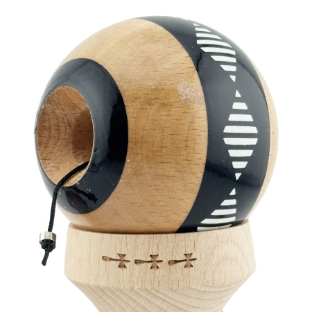 Kendama X Originala FREQUENCY, Profesionala, Cyrax, Cupe Mari KING SIZE V3, Super Sticky, Gaura in Baza, Rulment Metalic, din lemn 18 cm, Ata 55 cm, Negru/Maro