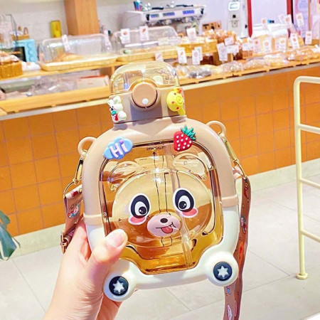 Sticla cu pai pentru copii, Cyrax, model ursulet, gradata, stickere aplicate, curea reglabila, din plastic rezistent la cadere, 1l, Maro, 20 x 13 cm