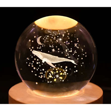 Lampa LED Decorativa,  cu Bila de Cristal cu Diametru 6cm, Model Balena 3D, Alimentare USB, Suport din Lemn, Lumina Alb Cald