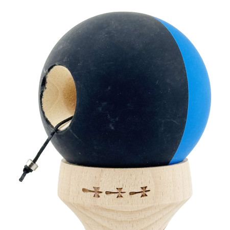 Kendama X Originala, Profesionala, Cyrax, Rubber Grip, Cupe Mari KING SIZE V3, Gaura in Baza, Rulment Metalic, din lemn 18 cm, Ata 62/65 cm, Bicolor Albastru/Negru