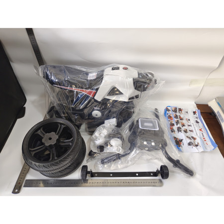 Motocicleta Electrica cu 2 Roti Mari si 2 Roti Ajutatoare, Cyrax, Acumulator Incarcare, Anti-Rasturnare, Lumini, Muzica, Motor:380, Baterie 6V4.5, 41.5x70x34 cm, 4.5 Kg, 3 Ani+, Alb Negru